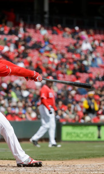Suarez drives in 3, Reds send Pirates to their 1st loss, 5-1